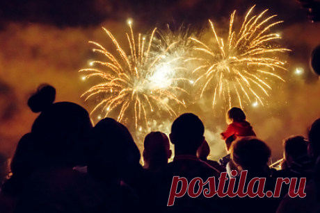 Пиротехник назвал главную опасность при запуске фейерверка на Новый год. Фейерверки не стоит покупать в подземном переходе, лучше использовать для этих целей специализированный лицензионный магазин, рассказал «Ленте.ру» мастер-пиротехник Игорь Алексеев, а также поделился советами по установке пиротехники. Ранее четырехлетняя девочка съела фейерверк и попала в реанимацию в Москве.