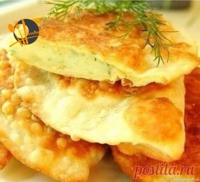 Чебуреки с картофелем и сыром. Готовить легко! Ингредиенты:1 кг картофеля100-150 гр любого твердого сыра1 пучок укропа,соль перецдля теста:1 яйцо150 мл. кефира + 1 ст.л.сметаны50 гр.сливочного масла (растопить)0,5 ч.л.соли450 гр.мукиПРИГОТОВЛЕНИЕ:Картофель отварить с солью и сделать пюре.Сыр натереть на терке и соединить с ГОРЯЧИМ...