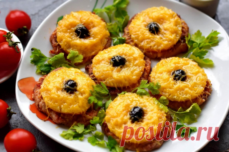Запеченное мясо с ананасами и сыром