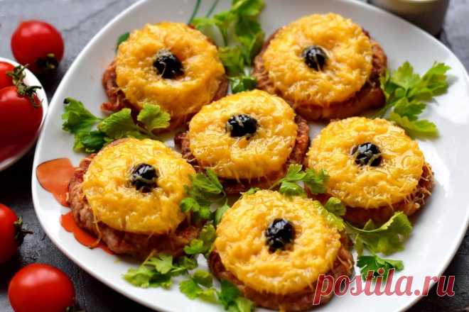Запеченное мясо с ананасами и сыром