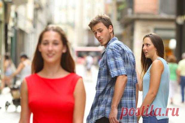 Distracted Boyfriend получил продолжение: девушка с известного фото сама становится мемом