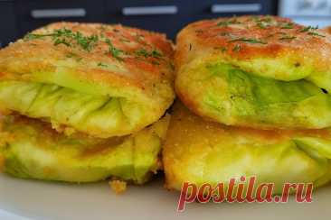 Невероятная вкуснятина из капусты! Жалею, что не готовила так раньше!
Даже те, кто капусту не любит, просят добавки!
Нам потребуется:
- Капуста (белокочанная, не слишком рыхлая)
- Ветчина или отварное мясо — 250 г
- Сыр — 250 г (твёрдый или полутвёрдый, не творожный)
- Укроп — небольшой пучок
- Чеснок — 1 зубчик
- Мука — для панировки
- Панировочные сухари — по вкусу
- Яйца — 2–3 шт.
- Паприка с дымком — 1 ч. л. (можно заменить на сладкую)
- Чеснок гранулированный — по вку...