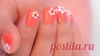 Как рисовать цветок на ногтях? Пошаговая техника для начинающих Сделать красивый и качественный маникюр в домашних условиях достаточно просто, если знать всего несколько секретов. При достижении определенного мастерства в этом виде искусства можно перейти к более сложным вариантам - созданию рисунков на ногтях. Самым популярным вариантом являются растительные принты и орнаменты, поэтому стоит освоить технику относительно того, как создается цветок на ногтях пошагово (фото ...