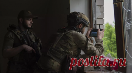 Российские аэроразведчики показали, как выявляют позиции ВСУ для ударов по ним. Украинские военные сами приводят российских аэроразведчиков к своим пунктам дислокации, чем, по сути, роют себе могилы, рассказал военкор RT Филипп Прокудин после общения с российскими бойцами из Южной группировки войск, работающими с БПЛА. Читать далее