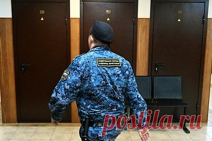 Россиянка попала под суд из-за наклейки на номерном знаке машины. Жительницу Марий Эл наказали из-за наклейки с бело-сине-белым флагом на номерных знаках машины. В суде заявили, что такое сочетание цветов является символом запрещенной в России организации. Сама россиянка сообщила, что такие номера ей якобы достались от предыдущего владельца транспортного средства.