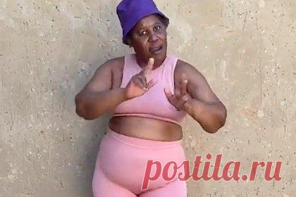 Пожилая женщина примерила откровенный наряд внучки и восхитила ее подписчиков. Женщина примерила откровенный наряд внучки на камеру и восхитила ее подписчиков. На размещенных кадрах бабушка инфлюэнсерши с никнеймом @thembitv_ продемонстрировала ярко-розовый обтягивающий топ, частично обнажающий ее живот с жировыми складками. Помимо этого, она надела велосипедки в тон и черные сандалии.