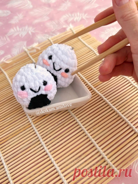 PDF Онигири крючком. FREE crochet pattern; Аmigurumi toy patterns. Амигуруми схемы и описания на русском. Вязаные игрушки и поделки своими руками #amimore - маленькие декоративные онигири, блюдо японской кухни, еда, брелок.