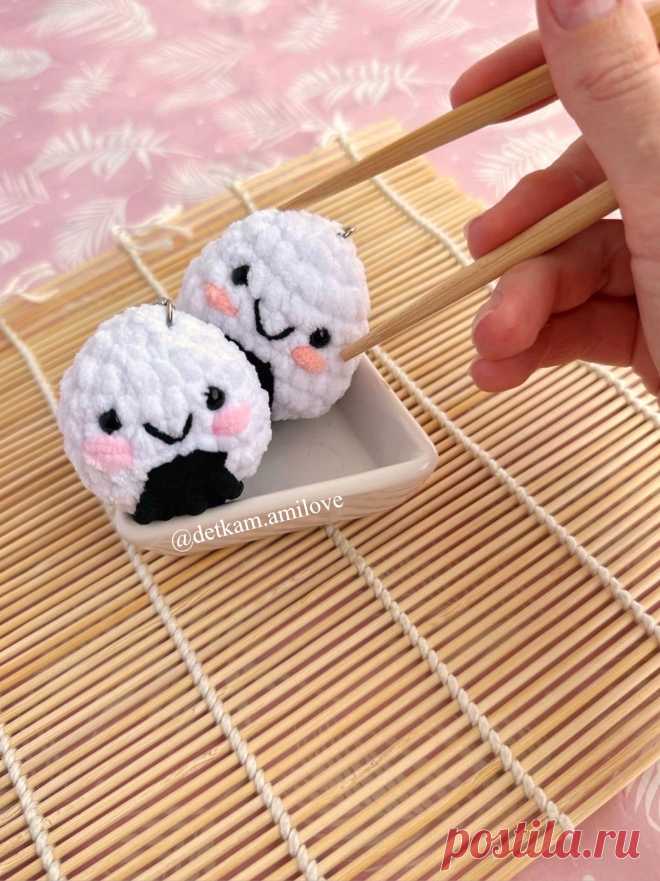 PDF Онигири крючком. FREE crochet pattern; Аmigurumi toy patterns. Амигуруми схемы и описания на русском. Вязаные игрушки и поделки своими руками #amimore - маленькие декоративные онигири, блюдо японской кухни, еда, брелок.