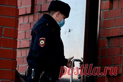 Россиянин совершил двойное убийство в бассейне и свел счеты с жизнью. В городе Аксай Ростовской области местный житель в бассейне отеля убил бывшую жену и экс-сотрудника правоохранительных органов, которого женщина в этот момент тренировала по аквааэробике. Затем 50-летний предприниматель покончил с собой. Мотив преступления выясняют следователи.