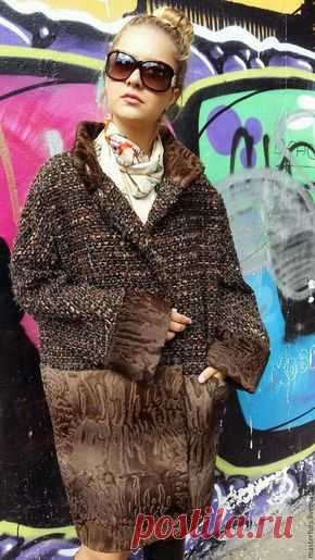 Купить или заказать Зимняя шуба- пальто стиль CHANEL с каракульчой СВАКАРА в интернет-магазине на Ярмарке Мастеров. Потрясающе красивая и неповторимая шуба- пальто с мехом ,стиль Chanel.Каракульча свакара swakara и пальтовый материал Chanel.Длина 95 см.Поставлен утеплитель шерстепон. Цельнокроенный рукав. Свободный размер. Тенденция показа высокой моды 2016-2017 года.