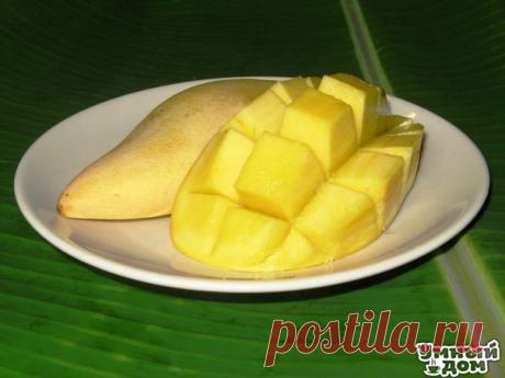 Как удобно почистить манго? Кратко: Шаг 1 – берем манго Шаг 2 – срезаем половину вдоль косточки Шаг 3 – делаем надрезы в виде решетки Шаг 4 – выворачиваем половинку и получаем квадратики, которые удобно срезать в тарелку либо просто откусывать. Подробнее: 1. Манго чистить всегда довольно сложно, и в первую очередь нужно проверить, зрелый ли фрукт. Цвет - не показатель: кожура бывает и зеленой, и красной, и желто-оранжевой, и даже фиолетовой. Как и в случае с авокадо, нужно слегка сжать его в…
