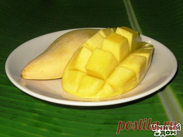 Как удобно почистить манго? Кратко: Шаг 1 – берем манго Шаг 2 – срезаем половину вдоль косточки Шаг 3 – делаем надрезы в виде решетки Шаг 4 – выворачиваем половинку и получаем квадратики, которые удобно срезать в тарелку либо просто откусывать. Подробнее: 1. Манго чистить всегда довольно сложно, и в первую очередь нужно проверить, зрелый ли фрукт. Цвет - не показатель: кожура бывает и зеленой, и красной, и желто-оранжевой, и даже фиолетовой. Как и в случае с авокадо, нужно слегка сжать его в…