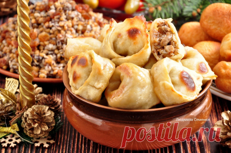 Кундюбки ("ушки") с гречкой и белыми грибами (постное) - это старинное русское блюдо, которое готовится из постного теста на кипятке и растительном масле. "Ушки" похожи на вареники, но готовятся все же по-другому - вначале запекаются, тесто при этом подсыхает, а потом заливаются грибным бульоном и томятся на медленном огне. 
Тесто: ✅Мука - 500 г ✅Вода - 300 мл ✅Масло растительное - 4 ст.л. ✅Сахар - 1 ст.л.
✅Соль - щепотка
Начинка:
✅Грибы белые сухие - 30 г
✅Крупа гречневая - 150 г
✅Лук - 0,5 шт.