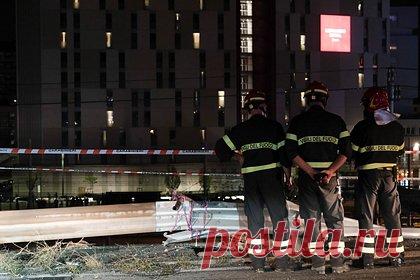 В Венеции 21 человек погиб в ДТП с автобусом. В пригороде Венеции Местре пассажирский автобус упал с эстакады на высоте 30 метров на железную дорогу, проходящую вдоль трассы. В результате происшествия погиб 21 человек, еще 12 пострадали. Пропавшими без вести числятся четыре-пять человек. Уточняется, что автобус работал на метане и загорелся сразу после падения.