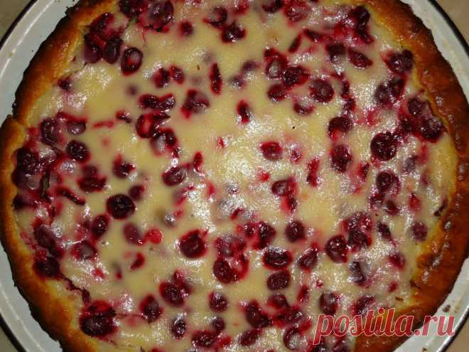 2,5 стак. муки,четверть чайн, л. соды, соли на кончике ножа. Отдельно взбить200гр. сахара, 2 яйца,200 гр. маргарина, 200 гр. сметаны и постепенно всыпая муку замесить тесто. Раскатать его рукой ,смоченной в яйце(сметане) ровно  распластать так ,чтоб края заходили на край протвиня. .Получается большая лепешка высотой2---3 см. На тесто уложить свежие вишни без косточек (сок успел немного стечь) . сверху залить сметанным  кремом(400 гр. сметаны взбить со ст. сахари 3 стол. л. крахмала).  Ставить в