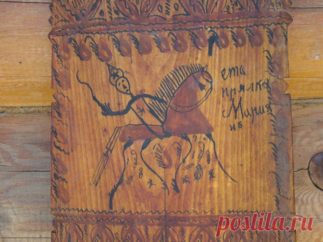 Фрагмент мезенской прялки 20-30-х годов. Всадник в будёновке с красной звездой, с серпом и молотом.