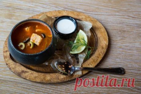 Рыбная солянка | Милая Я Рыбная солянка Ингредиенты: Треска — 300 г Лосось — 300 г Лук — 800 г Томатная паста — 300 г Огурец маринованный — 250 г Оливки — 100 г Маслины — 100 г Каперсы (с рассолом) — 60 г Масло растительное — 100 г Вода — 4 л Соль — по вкусу Сахар — по вкусу Перец черный — по вкусу Приготовление: 1. Из рыбы сварить бульон, готовую рыбу вытащить, бульон процедить. 2. Лук нарезать соломкой. 3. Обжарить на растительном масле. 4. Добавить томатную пасту. 5. Пе...