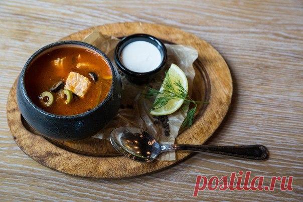 Рыбная солянка | Милая Я Рыбная солянка Ингредиенты: Треска — 300 г Лосось — 300 г Лук — 800 г Томатная паста — 300 г Огурец маринованный — 250 г Оливки — 100 г Маслины — 100 г Каперсы (с рассолом) — 60 г Масло растительное — 100 г Вода — 4 л Соль — по вкусу Сахар — по вкусу Перец черный — по вкусу Приготовление: 1. Из рыбы сварить бульон, готовую рыбу вытащить, бульон процедить. 2. Лук нарезать соломкой. 3. Обжарить на растительном масле. 4. Добавить томатную пасту. 5. Пе...