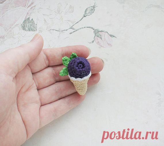 Вязаная брошь Мороженое Черничка
