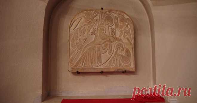 Икона Рождества Христова заняла свое место - Храм преподобного Сергия Радонежского в Крапивниках 13 января, в день отдания праздника Рождества, образ-рельеф Рождества Христова, созданный для нашего храма Сергеем Антоновым, был установлен на своем постоянном месте — в специальной нише над жертвенником Серафимовского придела. Деньги на оплату рельефа мы собрали всем приходом. Спасибо вам, дорогие друзья!