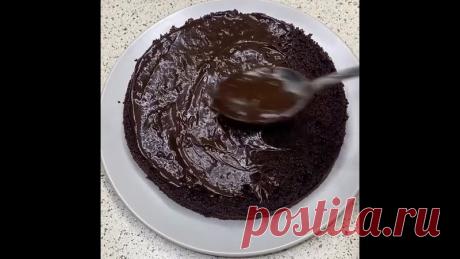 Он просто обaлденный!
Шоколадный торт

Нам понадобится:
- Яйцо 2шт.
- Яблочный уксус 1 ст.ложка
- Ваниль 1 ч.л. + 1 ч.л.
- Растительное масло 60гр.
- Молоко 125 гр. + 250гр.
- Сахар 150 гр. + 100гр.
- Мука 150гр.
- Какао - порошок 40 гр. + 60 грамм
- Сода пищевая 1 ч.л.
- Разрыхлитель 1 ч.л.
- Кукурузный крахмал 20гр.
- Сливочное масло 15гр.

Приготовление:
1. Для начала смешиваем в миске яйца, сахар, ваниль, уксус, масло, молоко и хорошо взбить.
2. Просеиваем муку, какао-...