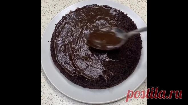 Он просто обaлденный!
Шоколадный торт

Нам понадобится:
- Яйцо 2шт.
- Яблочный уксус 1 ст.ложка
- Ваниль 1 ч.л. + 1 ч.л.
- Растительное масло 60гр.
- Молоко 125 гр. + 250гр.
- Сахар 150 гр. + 100гр.
- Мука 150гр.
- Какао - порошок 40 гр. + 60 грамм
- Сода пищевая 1 ч.л.
- Разрыхлитель 1 ч.л.
- Кукурузный крахмал 20гр.
- Сливочное масло 15гр.

Приготовление:
1. Для начала смешиваем в миске яйца, сахар, ваниль, уксус, масло, молоко и хорошо взбить.
2. Просеиваем муку, какао-...