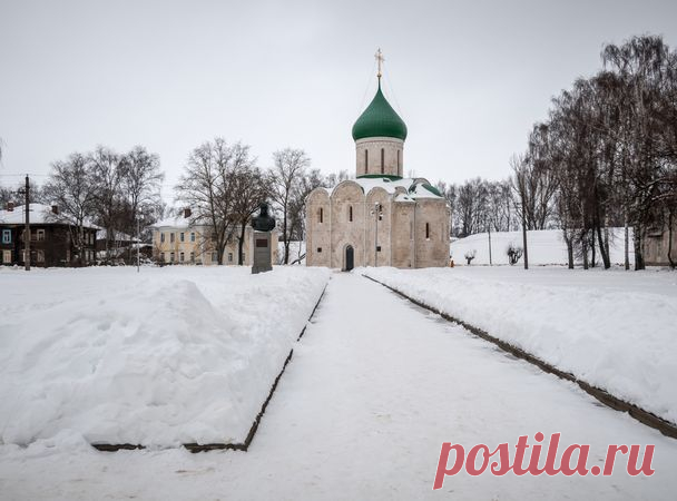 Переславль-Залесский

Раскинувшийся на берегах заповедного Плещеева озера крошечный Переславль — родина Александра Невского и колыбель русского флота. Несмотря на то, что здесь живет меньше 50 тыс. человек, в городе и его окрестностях расположено шесть монастырей (из них четыре действующих) и более сотни церквей.