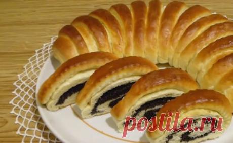 Как приготовить рулет с маком по пошаговому рецепту с фото Готовим вкуснейший рулет с маком: рецепт с пошаговыми фото и детальным видео приготовления! Узнайте, как испечь воздушный маковый рулет из дрожжевого теста и раскройте секрет правильного приготовления сочной влажной начинки для него! Смотрите также простой способ выпечки такого рулета из готового слоеного теста! Вкусно