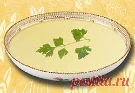 Курица в желе. Для этого блюда возьмите: одну курицу, 30 г желатина, 2 литра воды, 4 вареных яйца и столько же свежих помидоров, 400 г майонеза, одну среднюю луковицу, зелень, соль, специи. Приготовление: Замочите желатин в полстакана холодной воды на 30-40 минут. Воду с солью, специями и луком доведите до кипения, положите в нее промытую тушку курицы и варите до готовности. Остудите в бульоне и выложите на тарелку. Желатин влейте в бульон, подогрейте, пока не растворится.