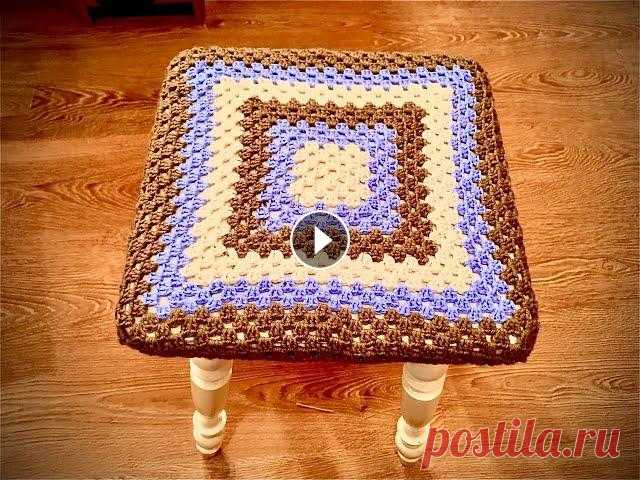 Сидушка-чехол на табуретку квадратная крючком-Square crochet seat cover on a stool В этом видео вяжем очень простую сидушку на табуретку элементарным узором. Могут связать даже ранее не вязавшие. Вяжется очень быстро буквально за пар...