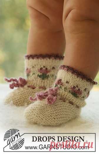 Easter Finest Socks / DROPS Baby 17-20 - Kostenlose Strickanleitungen von DROPS Design Gestrickte Socken mit Blumenborte für Babys und Kinder in DROPS Alpaca