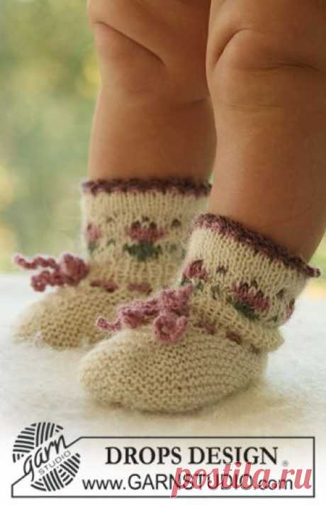 Easter Finest Socks / DROPS Baby 17-20 - Kostenlose Strickanleitungen von DROPS Design Gestrickte Socken mit Blumenborte für Babys und Kinder in DROPS Alpaca