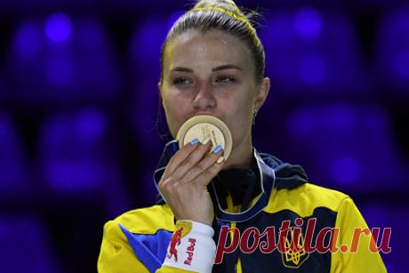 Отказавшаяся от гражданства России украинская чемпионка объяснила свое решение. Украинская фехтовальщица Ольга Харлан, выигравшая Олимпийские игры 2008 года в Пекине, рассказала, почему отказалась от российского гражданства. Спортсменка заявила, что не смогла бы выступать против своей страны. Несмотря на возможность больше зарабатывать, саблистка решила продолжить выступления за Украину.