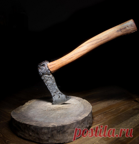 Топор из велосипедной цепи и старого напильника В этой статье мастер-самодельщик поделится с нами своим опытом по ковке топора из велосипедной цепи и рашпиля. В отличии от современных топоров, выкованных из одного металла, топор мастера более походит на своих старинных предков, когда основная часть инструмента делалась из более дешевого металла,