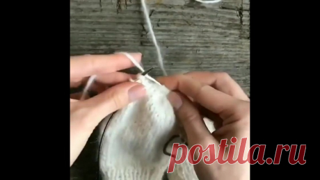 Полезное видео.
Все знают как вязать две детали одновременно по кругу?
это очень удобно- особенно для тех, кто пока свяжет одну деталь, на второй забывает где сколько прибавил/убавил.
Актуально для рукавов, носков, варежек, и всего, где два симметричных изделия.