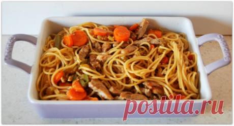 Спагетти в сложном* соусе с свининой и овощами.