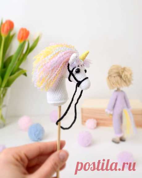 PDF Лошадка на палочке крючком. FREE crochet pattern; Аmigurumi animal patterns. Амигуруми схемы и описания на русском. Вязаные игрушки и поделки своими руками #amimore - лошадь, лошадка на палочке для куклы, конь.