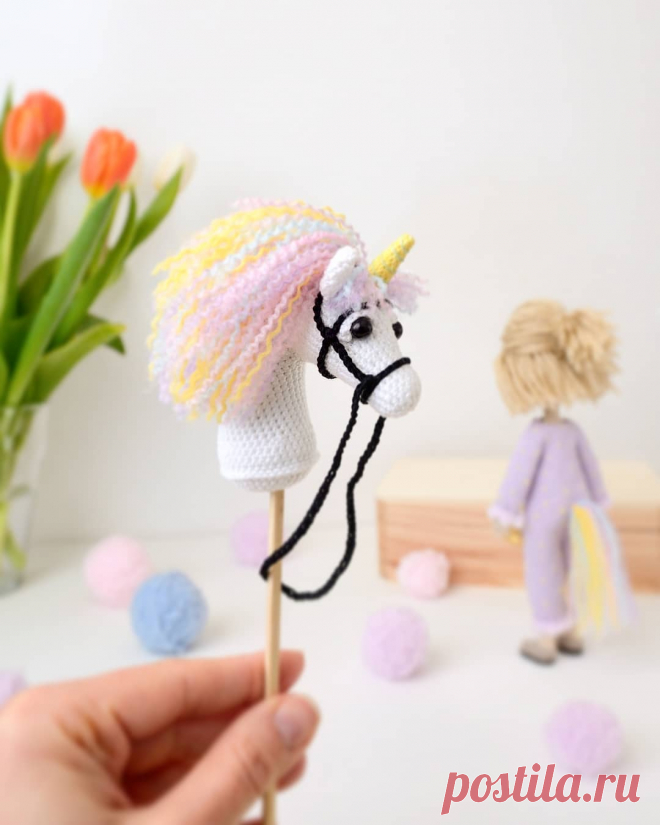 PDF Лошадка на палочке крючком. FREE crochet pattern; Аmigurumi animal patterns. Амигуруми схемы и описания на русском. Вязаные игрушки и поделки своими руками #amimore - лошадь, лошадка на палочке для куклы, конь.