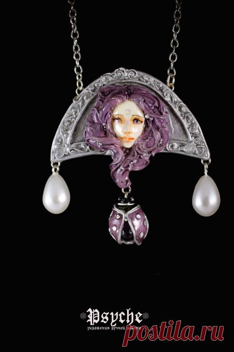 Прилетела ко мне маленькая аметистовая божья коровка и села на ладонь.Я ей шепнула свое желание,чтобы она передала его небе.
Божья коровка хороший ,добрый символ,который означает благородство и мир, а камень аметист преданность,непорочность и чистоту.
Девушка с божьей коровкой,расписанный акриловыми красками,по бокам висят пластиковые капли, в тушки божье коровки вставка из аметиста.Общий размер 6 на 6 см.Состав:полимерная глина,акриловая краска,фурнитура,лак,бусины из пластика. Цена 1700 р.