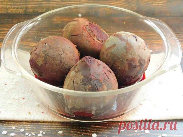 Как правильно варить свеклу?

Как варить правильно я не буду спорить, потому как вариантов десятки, а вот свой проверенный способ расскажу.

Лучше всего свеклу варить в микроволновке. Моете и все. Укладываете или в стеклянную с крышкой посуду, или в обычный полиэтиленовый пакет. И на 15 мин без воды в печь. Проверьте на мягкость, если не готово, можно еще на 5 минут оставить. Такая свекла более сочная. вкусная и не теряет столько витаминов, как при варке в воде и кастрюли ...