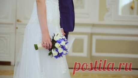 Чем отличается жизнь в гражданском браке от жизни в зарегистрированном
И что меняется при переходе из первого во второй Только кажется, что гражданский брак и официально зарегистрированный отличаются пустыми формальностями в виде штампа. На самом деле проблема куда обширнее. Если уж смотреть глобально, то церковь вообще считает супругами только тех, кто прошел через обряд венчания, но сегодня мы не об этом. Если взять только моральную […]
Читай дальше на сайте. Жми подробнее ➡