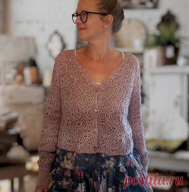 Ажурная кофточка спицами Dried Roses от Elenor Mortensen Вяжется снизу-вверх.РАЗМЕРЫS, M, L (XL, 2XL, 3 XL) 4 XL, 5XL, 6XLОбхват груди готового изделия: 96, 103, 110 (116, 123, 130) 136, 143, 150 смПРЯЖА в 2 нити:Litlg Merino Linen Single (90% меринос, 10% лён, 100г/366 м) + Lang Yarns Lace (58% мохер (суперкид), 42% шелк, 25г/310м) 900, 960,...