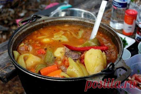 Шурпа 
Итак, по многочисленным просьбам радиослушателей, выкладываю рецепт шурпы. Как это делаю я. 
Рука уже немного набита на этом блюде, часто делаю дома. Но на Унзово этим летом на встрече ШНГ клаба был мой первый опыт. Как многие говорят и пишут – очень понравилась, несмотря на «задумавшегося» барашка (по мне, так не очень получилось). 
По способу приготовления различают два вида шурпы: ковурма (из предварительно обжаренного мяса) и кайнатма (начинается с классической выварки мяса на бульон)