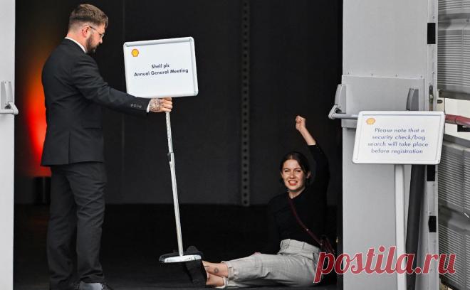 Защитники климата сорвали начало годового собрания акционеров Shell. Протестующие против изменения климата не дали начать ежегодное собрание акционеров энергетического концерна Shell, проходящее в Лондоне.