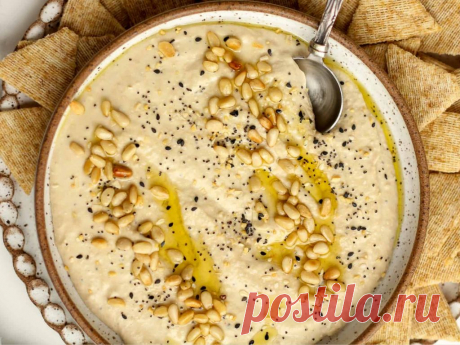 Хумус с кедровыми орехами - рецепт Хумус с кедровыми орехами наполнен вкусами фасоли, пастой тахини, чесноком, лимоном и специями. Стоит потратить время на то, чтобы
