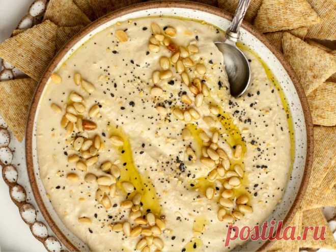 Хумус с кедровыми орехами - рецепт Хумус с кедровыми орехами наполнен вкусами фасоли, пастой тахини, чесноком, лимоном и специями. Стоит потратить время на то, чтобы
