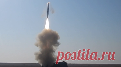 Ракетные пуски БРК «Бастион» Черноморского флота — видео. Военнослужащие ВС РФ провели практические тренировки, а также боевые пуски береговых ракетных комплексов «Бастион» Черноморского флота. Эти БРК широко применяются в спецоперации. Они наносят высокоточные удары большой дальности по морским целям. Кроме того, ракетчики неоднократно поражали аэродромы, станции радиоэлектронной борьбы, РЛС, а также склады с вооружением и горюче-смазочными материалами ВСУ. На счету начальника только одного…