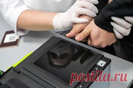 Въезжающих в Россию иностранцев обяжут сдавать биометрию