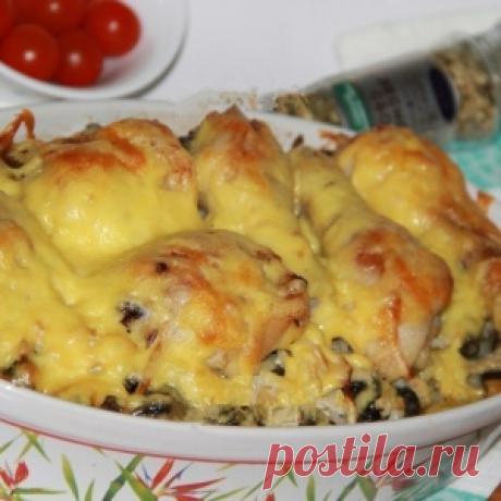 Куриные ножки с картошкой и грибами в духовке.