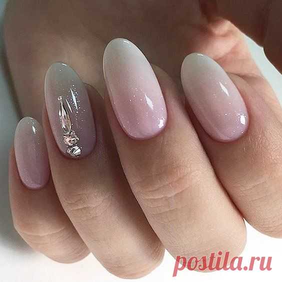 Маникюр на овальные ногти 2023: модный дизайн и новинки